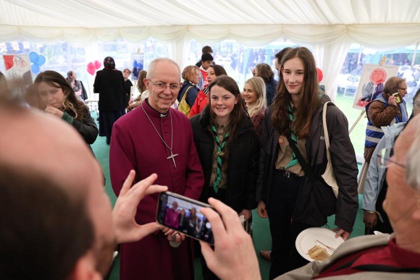 Aartsbisschop Justin Welby met jongeren in de tuinen van Lambeth Palace op 6 mei 2023. Aartsbisschop Justin Welby met jongeren in de tuinen van Lambeth Palace op 6 mei 2023.