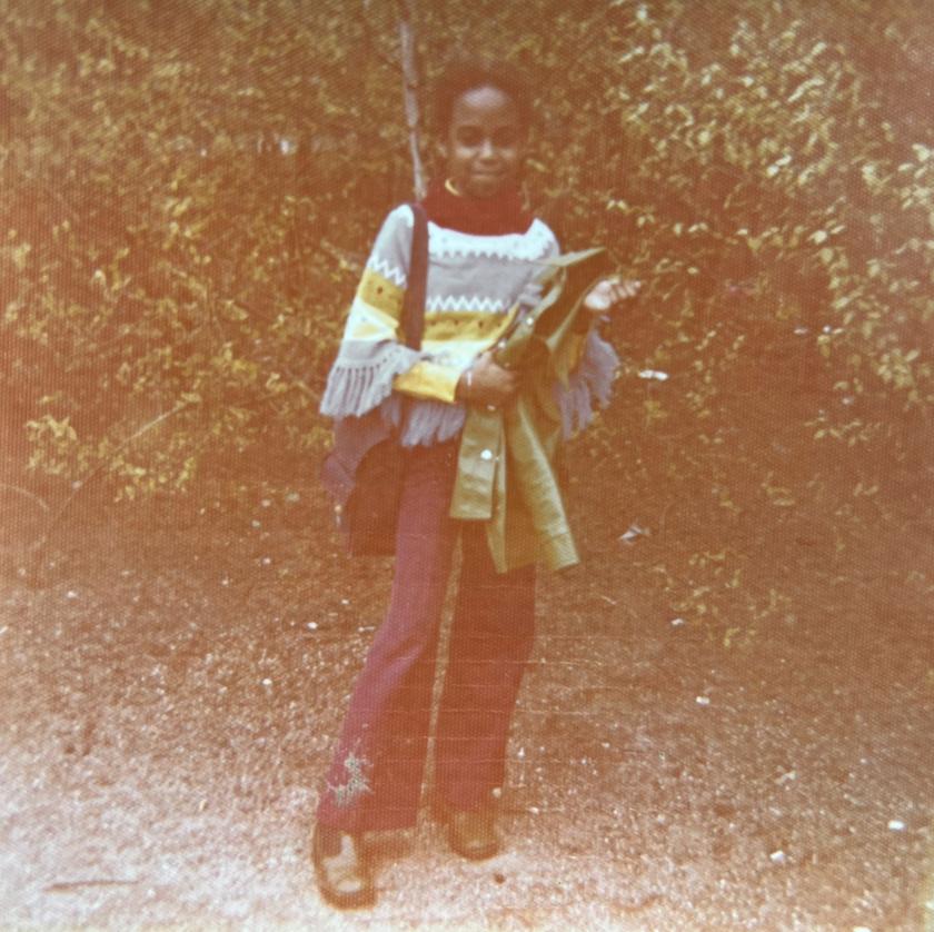 Meisje met kleurrijke trui