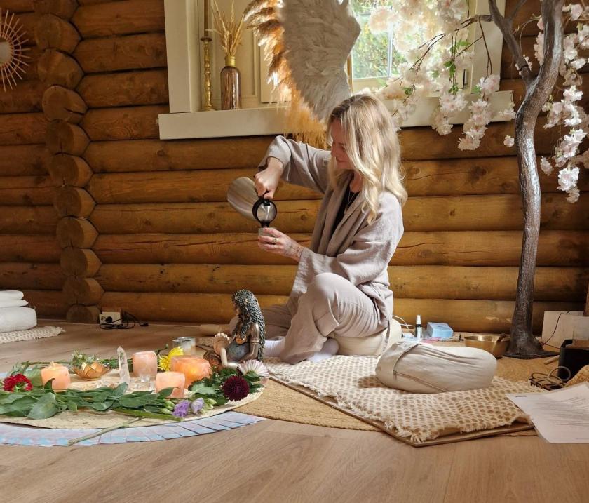 Vrouw schenkt koffie in