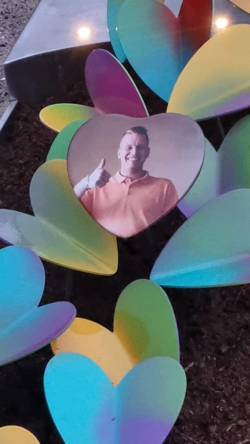Hartjes op een grafmonument