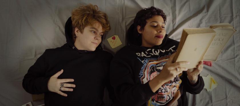 Twee mensen liggen op bed