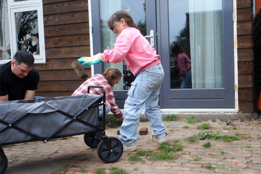 Familie Wildeman aan het werk in de tuin