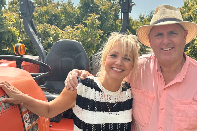 twee mensen voor een trekker