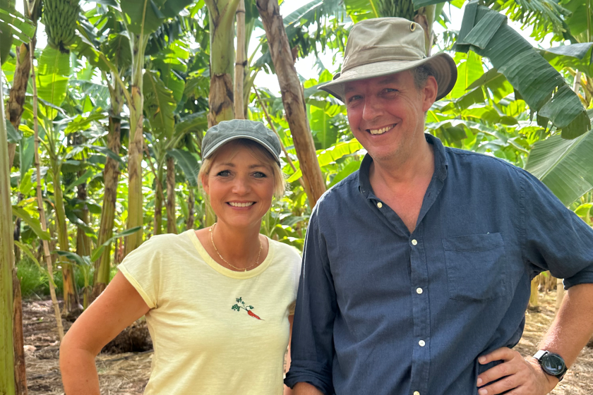 een vrouw en een man tussen de bananenbomen