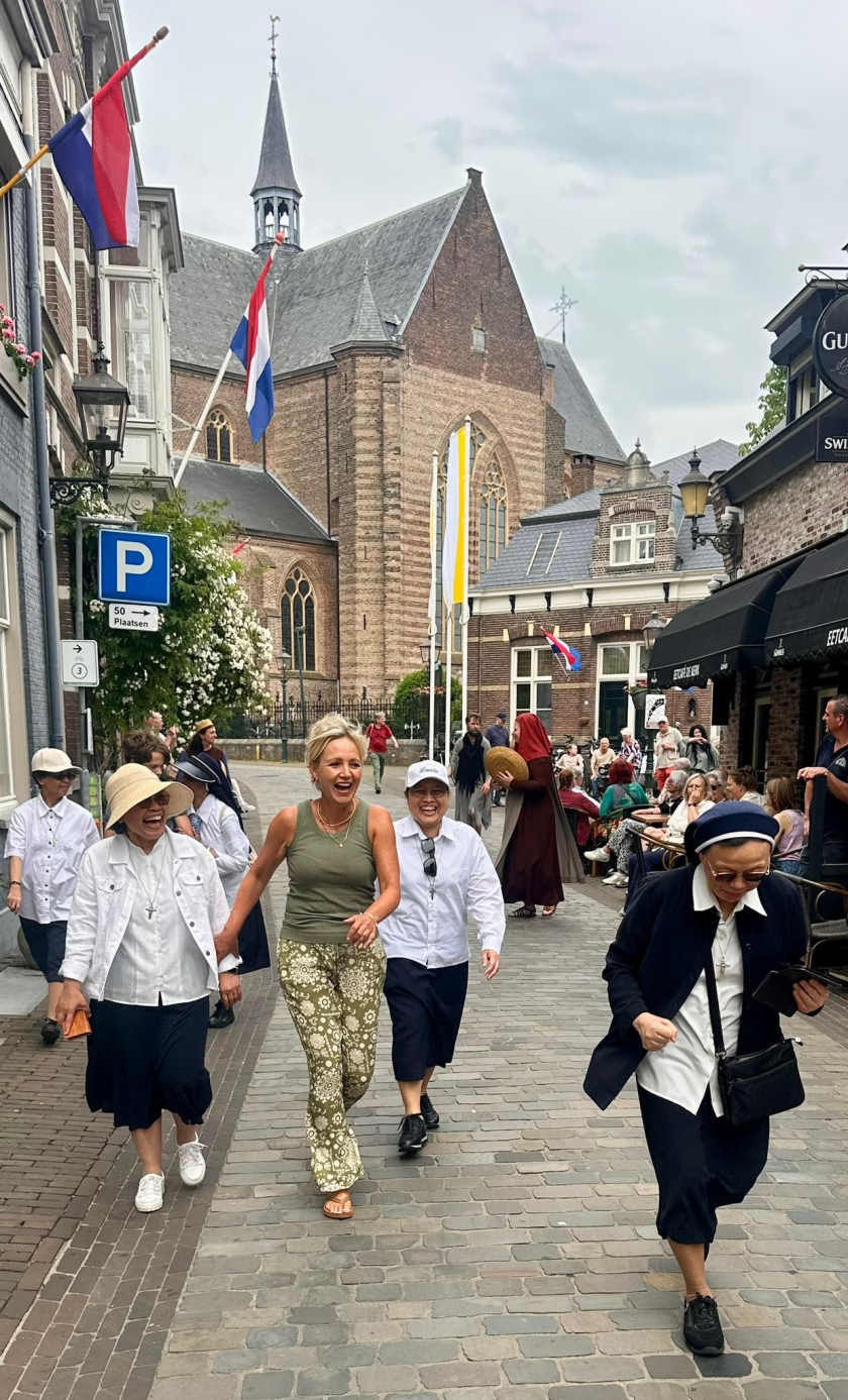 Yvon Jaspers en zusters haasten naar de processie