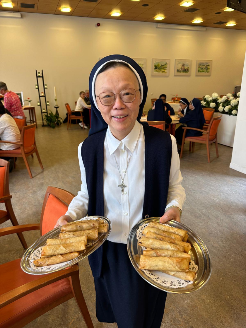Zuster Terry met twee schalen vol loempia's