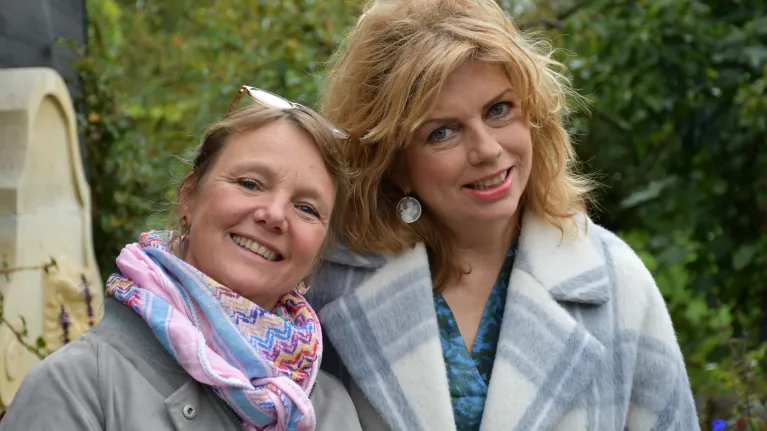 KRO-NCRV's De verwondering met Annemiek Schrijvers en Laura van Dolron