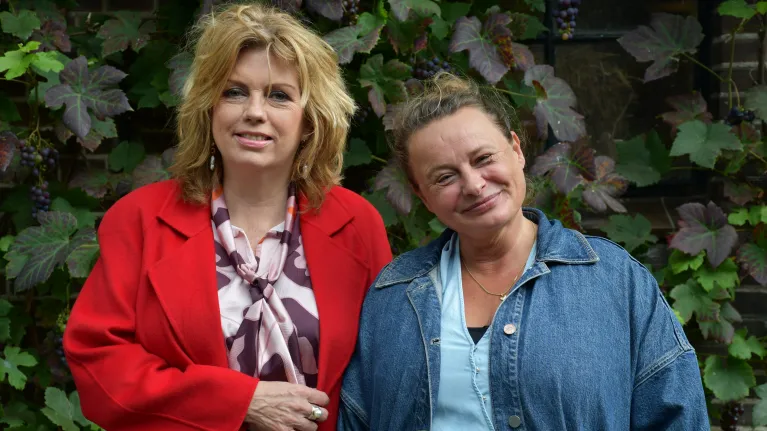 KRO-NCRV's De verwondering met Annemiek Schrijver en Mirjam van Biemen