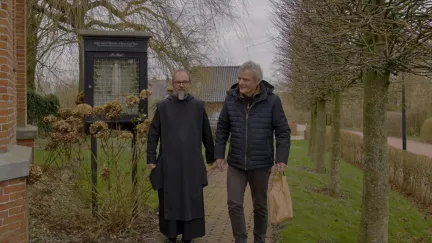 KRO-NCRV's Kruispunt - pater Hugo en Herman Finkers buiten