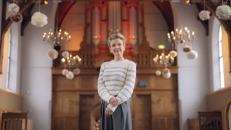 KRO-NCRV's Voor wie steek jij een kaarsje op? met Anita Witzier - 2025