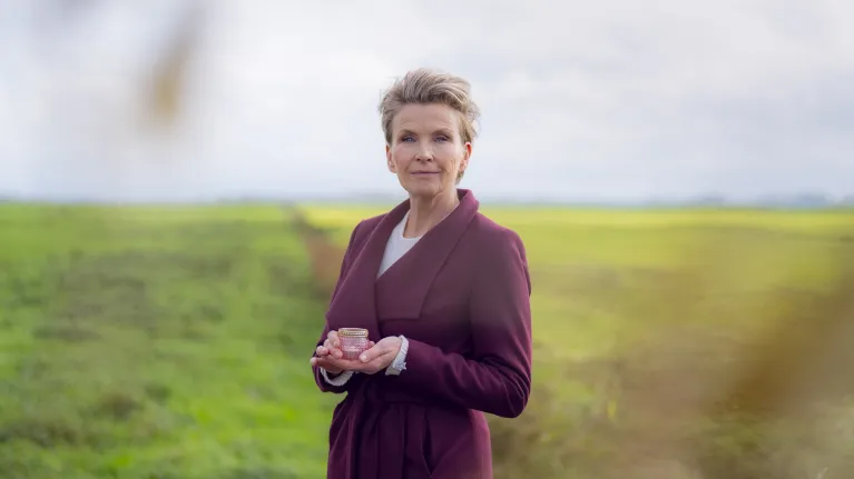 KRO-NCRV's Voor wie steek jij een kaarsje op? met Anita Witzier - 2025