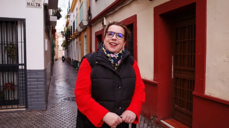 Vrouw in steeg met koffer