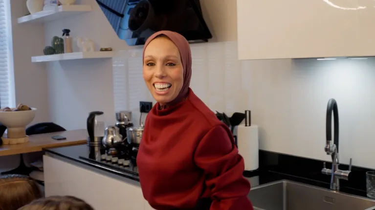 Lachende vrouw in keuken