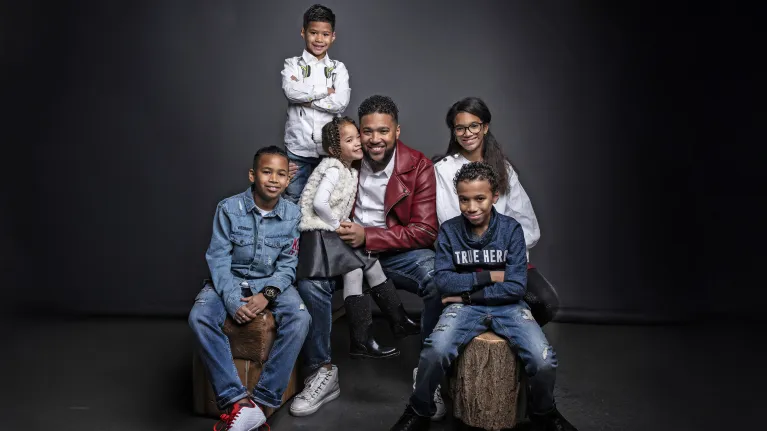 Familie in een donkere studio