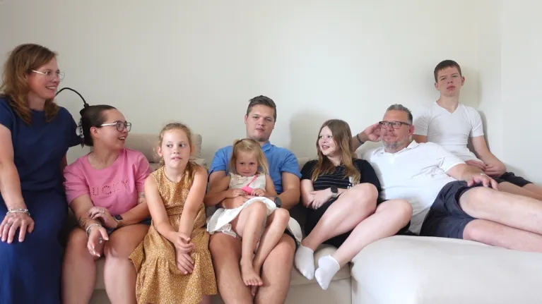 Familie met veel kinderen op bank