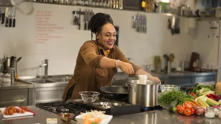 Sharon de Miranda aan het koken