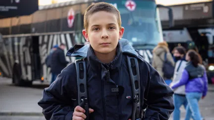 jongen met rugzak uit Oekraine
