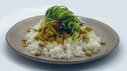 Oosterse kokoskip met zoetzure komkommer  