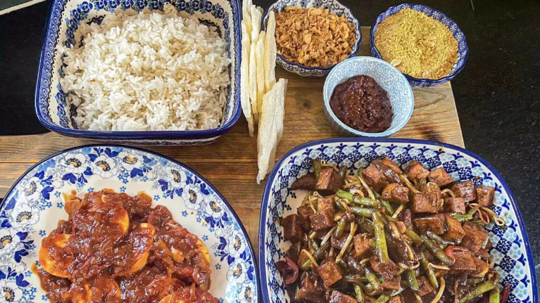 Indonesische sajoer tahoe met rijst en telor ketjap