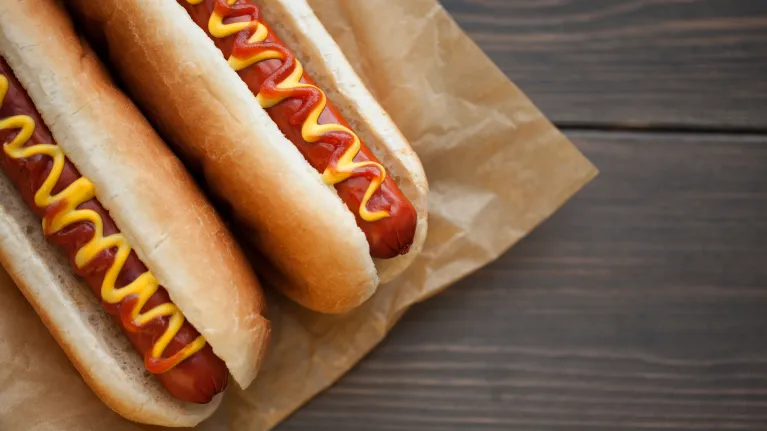 Twee broodjes hotdog