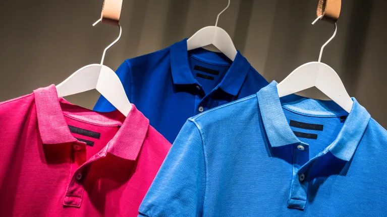 Drie verschillende kleuren poloshirts
