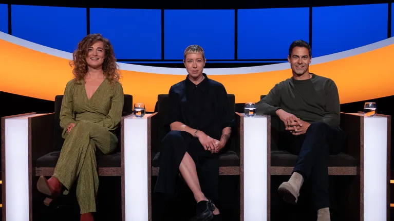 Drie mensen in een studio