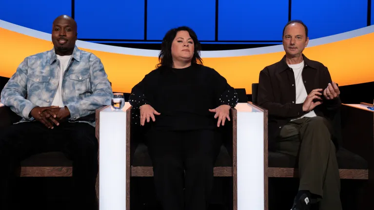 Twee mannen en een vrouw in een studio