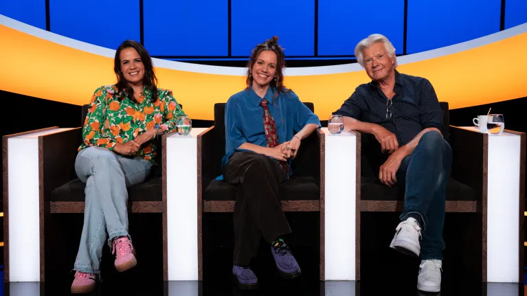 Twee vrouwen en een man in een studio