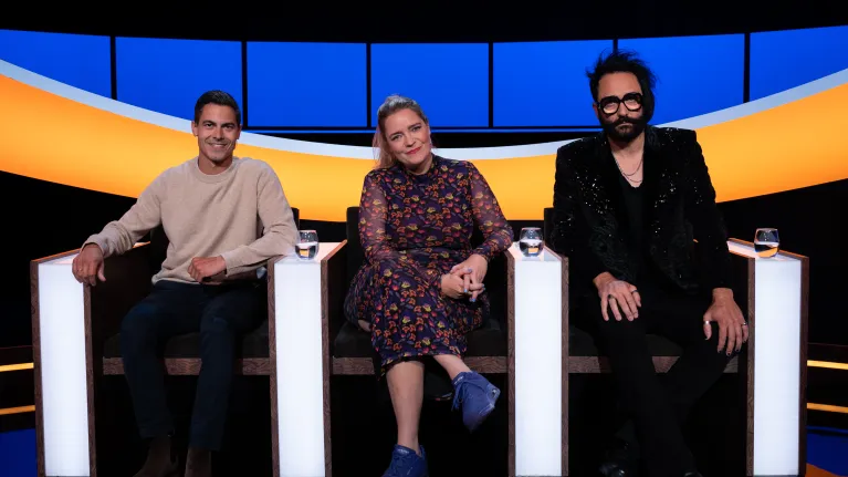 Twee mannen en een vrouw in een studio