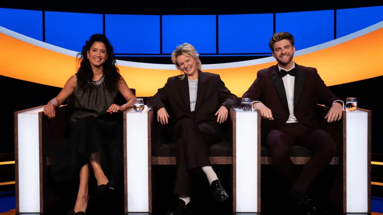 Drie mensen in een studio