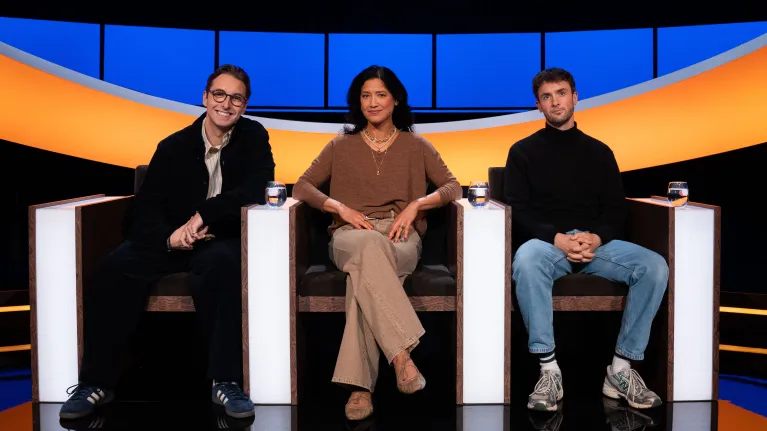 Twee mannen en een vrouw in een studio