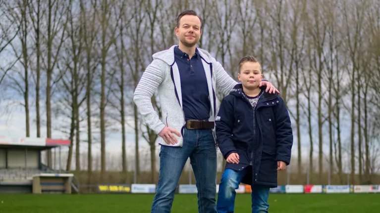 Angelo en Devano Boonman samen op het voetbalveld 