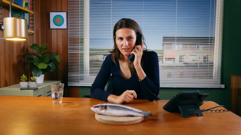 Keuringsdienst van waarde - Anna Gimbrère met een zeebaars