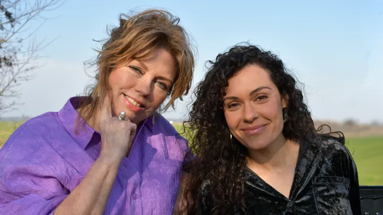 Annemiek Schrijver en Nora Fischer