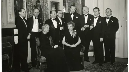 Voorste rij: mevrouw Ivalo en mevrouw Victorine Hefting (museum-conservator)