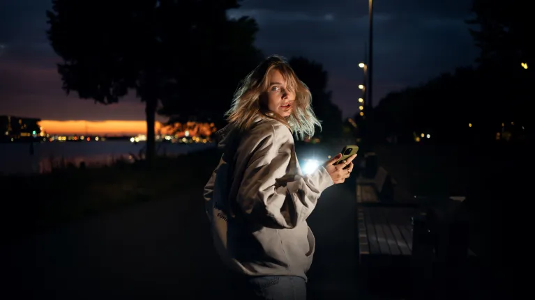 Vrouw in het donker kijkt om