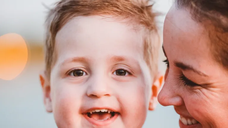 Ollie met zijn moeder Astrid 