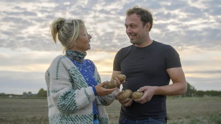 twee mensen met aardappels in hun handen
