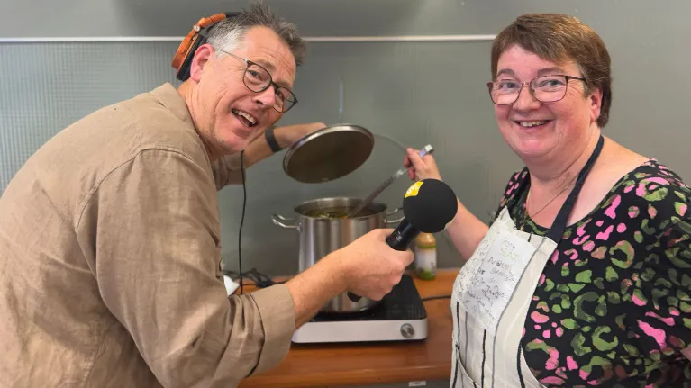 Man en vrouw bij pan