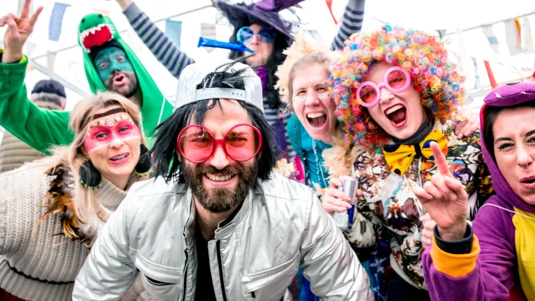 Mensen vieren carnaval 