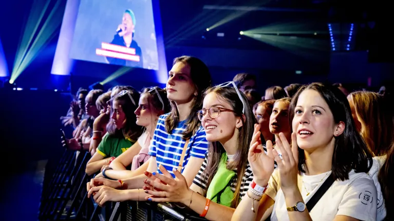 Jongeren op de EO-Jongerendag, een christelijk evenement 