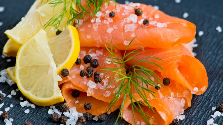 Plakken gerookte zalm - Keuringsdienst van waarde