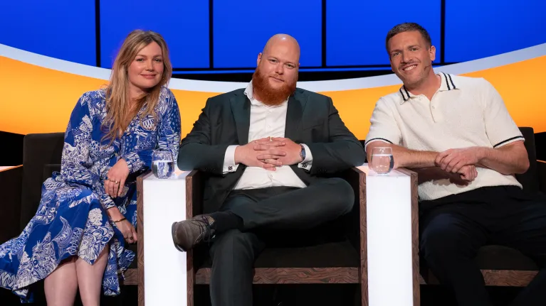 Twee mannen en vrouw in studiostoelen