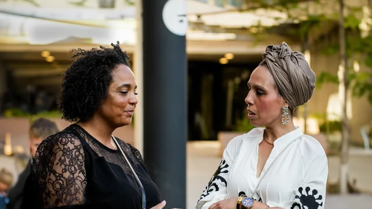 Twee vrouwen in gesprek