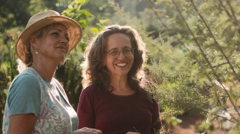 twee vrouwen in een tuin