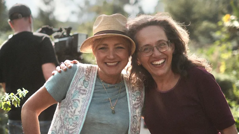 twee lachende vrouwen