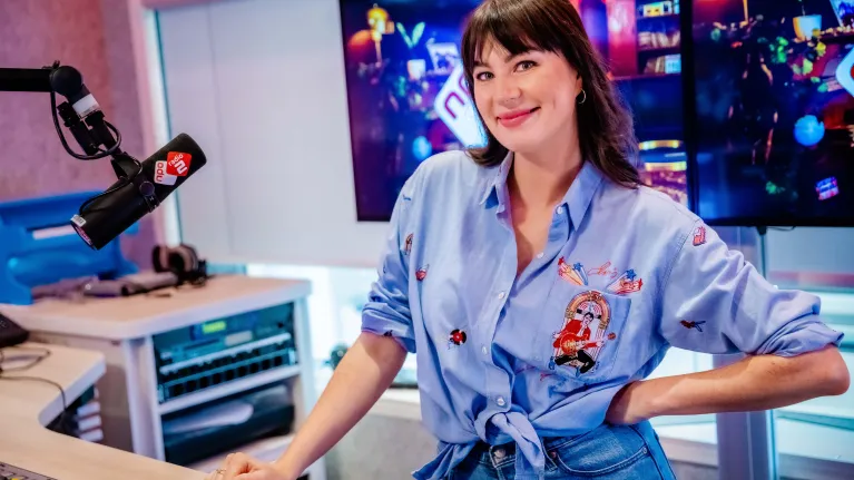 Presentator Emmely de Wilt in de radiostudio