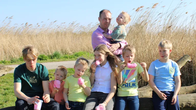 De familie Blom eet een roze suikerspin