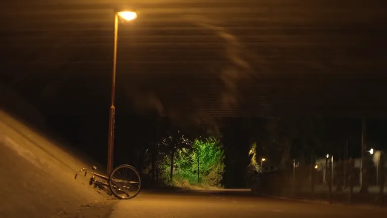 een fiets ligt op de grond bij een tunnel in het donker