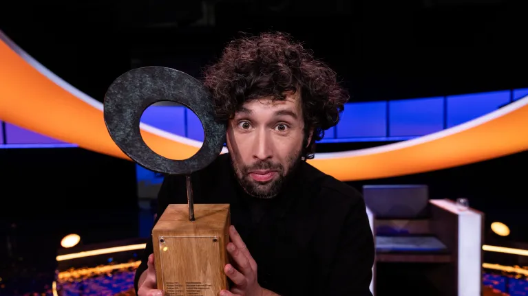 Frank Heinen met de De slimste mens-bokaal